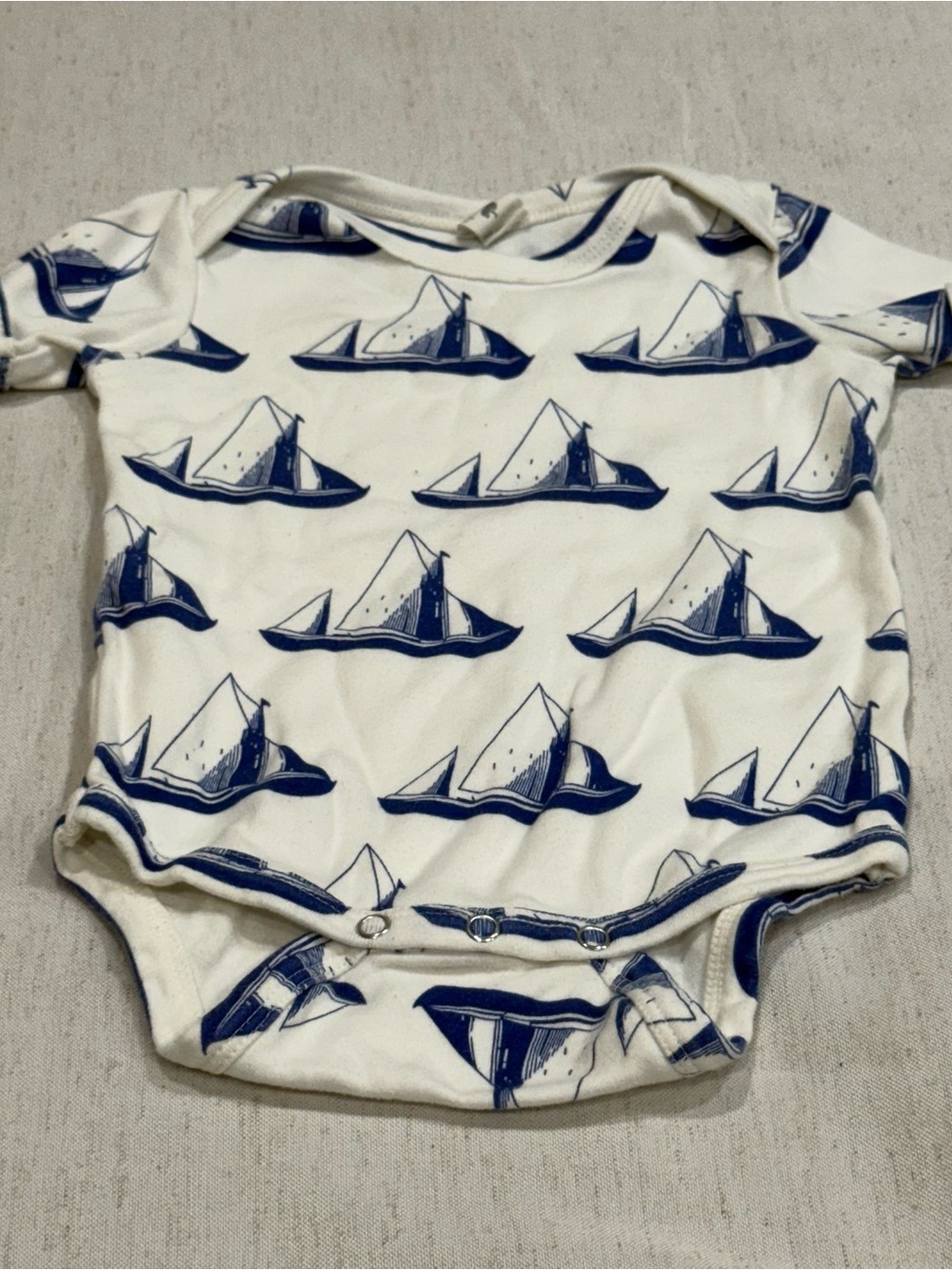 kate quinn White Bodysuit Navy Sailboat Print 12-18m 100% organic cotton